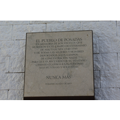 Placa-homenaje en la Plaza de los Lavaderos. Posadas