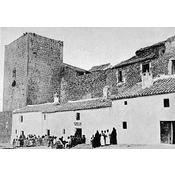 Lugareños ante las casa adosadas al exterior del castillo (1915)