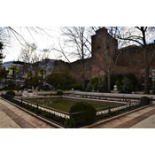 Fuente del Llano, con el Castillo al fondo
