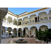 Patio del Palacio de los Páez de Castillejo. Museo Arqueológico. Edificio antiguo