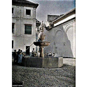 Fotografía de Albert Kahn (1914), de la fuente y fachada del Hospital de la Caridad tapiada